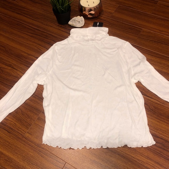✨2/$30✨FASHION NOVA LIGHTWEIGHT WHITE TURTLE NECK✨ - Picture 3 of 4
